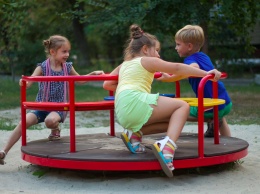 В Южноукраинске дали старт установке во дворах детских площадок и уличных тренажеров