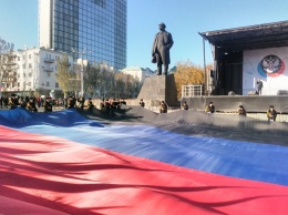 День флага в Донецке: на главную площадь вынесли гигантское полотнище знамени ДНР