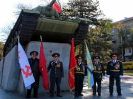 Майданщики в шоке - по Днепропетровску с красными флагами прошла колонна советских офицеров