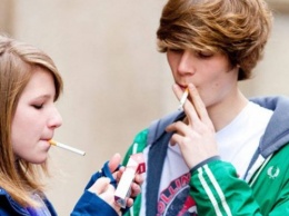 Ученые: Подростки начинают курить из-за фигуры