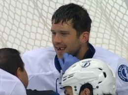 НХЛ. Вратарь Тампы Бэй потерял два зуба после броска соперника
