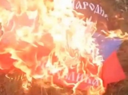 В центре Донецка сожгли знамя сепаратистов и установили украинский флаг