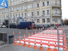 В центре Киева заменили еще один подземный переход на "зебру" (ФОТО)