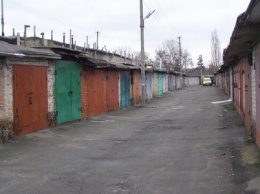В киевских дворах демонтируют старые гаражи