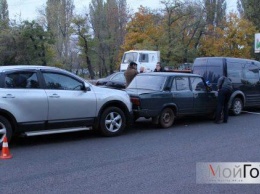 В Николаеве на проспекте Богоявленском столкнулись три автомобиля: образовалась огромная пробка