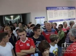 «Кривбас має бути!»: Горожане пришли в горисполком требовать сохранения футбольной школы и создания «Кривбасса»