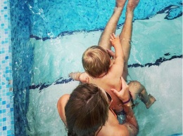 Татьяна Навка показала младшую дочь во время заплыва в Сочи
