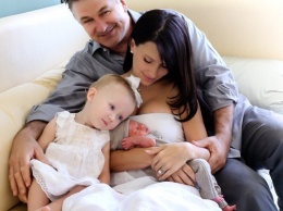 Алек и Хилари Болдуин разместили в Instagram фото новорожденного сына