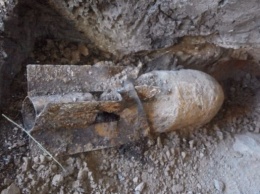 Житель Запорожской области выкопал в своем гараже бомбу