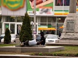 В Запорожье бездомный едва не сгорел в "Вечном огне"