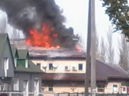 В Покровске пожаром охвачено здание ресторана «Лоза»