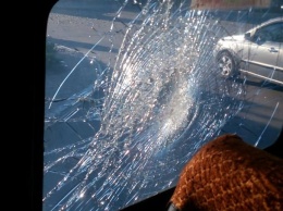 В Мелитополе пассажир забросал маршрутку камнями