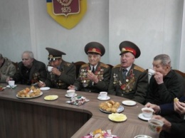 Ветераны Покровска собрались за праздничным чаепитием