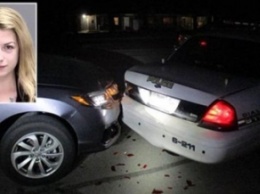 В США студентка врезалась в машину копов, делая селфи с голой грудью