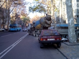 В Одессе рабочие перекрыли грузовиками движение на Ришельевской (ФОТО)