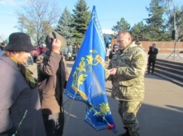 Ветераны передали бойцам 56-ой мотобригады флаг Мариуполя (ФОТОРЕПОРТАЖ)