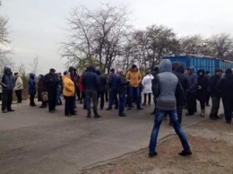 Жители нескольких сел перекрыли трассу на Днепр, протестуя против захвата их земли