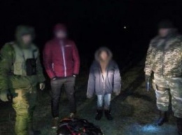 Под Харьковом парень с ребенком пытались провести через границу сирийца