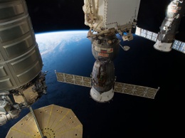 Возвращающийся на землю экипаж МКС попрощался с остающимися на орбите