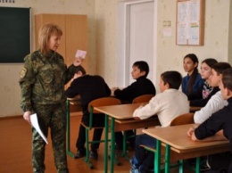 Школьникам из прифронтовых сел сектора "Мариуполь" рассказали о вреде наркотиков (ФОТО)