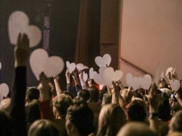 На концерте Валерии в Ижевске фанаты подарили певице свои «сердца»