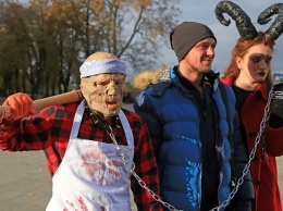 Кровавые мертвецы и рогатые зомби: по улицам Одессы прошла хэллоуинская нечисть