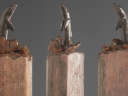 Женщина вырезает миниатюры скульптур на карандашах