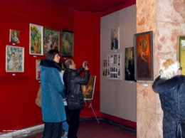 В Каменском открылась уникальная выставка художника-портретиста