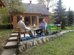 Свой поезд и сам себе Бальчун. Житель Словении построил железную дорогу в своем дворе