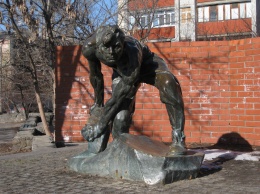 Памятник "Булыжник - оружие пролетариата" цел, но был демонтирован из-за декоммунизации