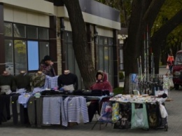 Торговцы снова заставили уличными лотками благоустроенную одесским Горсоветом Старосенную площадь (ФОТО)