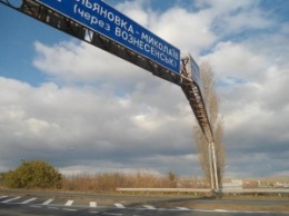 На въезде в Николаев какой-то «негабарит» повредил П-образную конструкцию с дорожными указателями