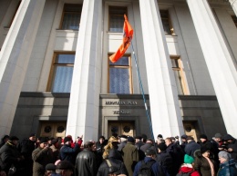 В Киеве под зданием ВР одновременно проходит два митинга