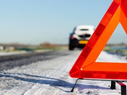 Mercedes в центре Москвы врезался в автобусную остановку