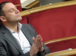 Украинский депутат "под кайфом" на заседании в Раде попался на видео
