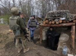Украинские журналисты попали под обстрел на окраинах Мариуполя (ВИДЕО, ФОТО)