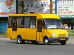 В Николаеве быдло-маршрутчик выгнал школьницу из салона авто из-за маникюра