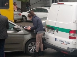 В Одессе иномарка врезалась в инкассаторскую машину (фото)