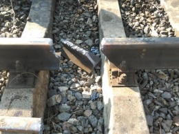 Расхитители металлолома едва не пустили под откос поезд на границе Николаевской области