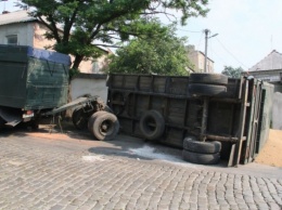 В Мелитополе посреди улицы перевернулся зерновоз