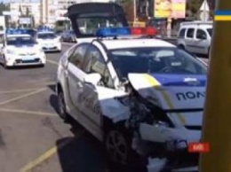 ДТП в Киеве: на проспекте Победы патрульный автомобиль врезался в маршрутку. видео