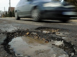 Власти Крыма провалили ремонт дорог и не пускают на полуостров фирмы с материка