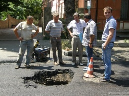 ФОТОФАКТ: В Симферополе рядом с ФСБ во время ремонта дороги образовался 1,5-метровый провал