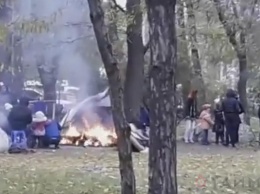 Сотрудники мэрии разобрали лагерь бомжей в одесским сквере