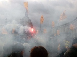 На Крещатике начались столкновения между полицией и митингующими (фото)