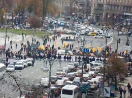 Вкладчики "Михайловского" на Крещатике в Киеве устроили драку с полицией