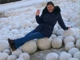 Необычное природное явление на Ямале - снежки размером с футбольный мяч