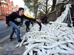 Активисты выложили 800 пластиковых конечностей у посольства РФ в Лондоне