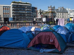 В Париже полиция приступила к эвакуации стихийного лагеря мигрантов