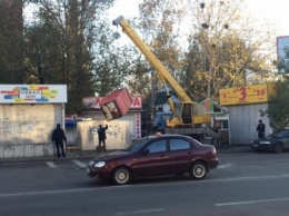 В Николаеве очищают площадь Победы и остановку на Колосе от "Позвонишек" (ФОТО)